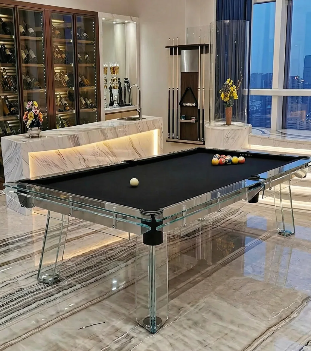 Table de billard Cristallo entièrement en verre trempé, tapis noir, devant une cave à vin